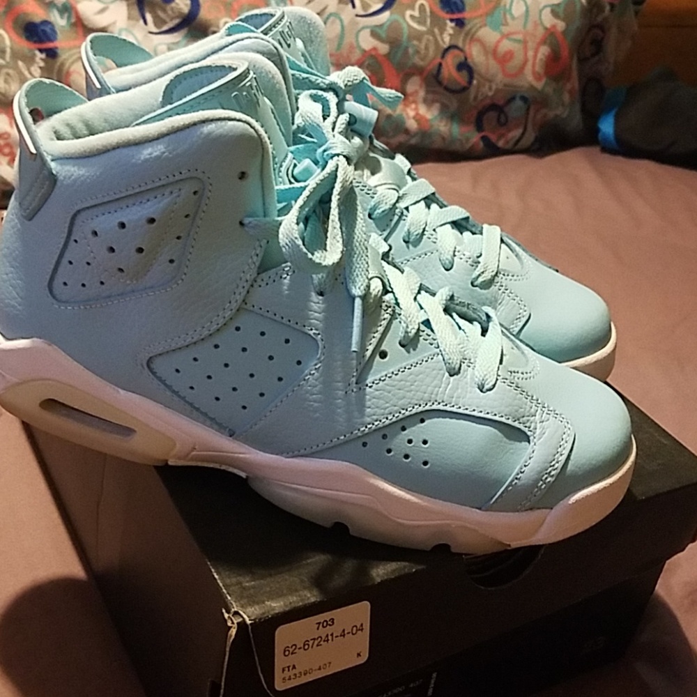 Shoes - Picture 2 of 7